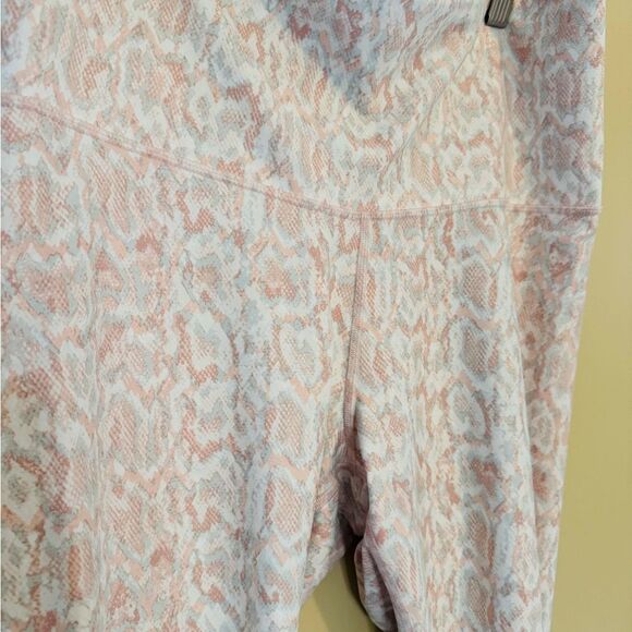 Old Navy Pink and White Leggings with Slim Fit - Picture 2 of 8